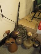 A QUANTITY OF COOPER AND BRASS WARE TO INCLUDE A COPPER JUG