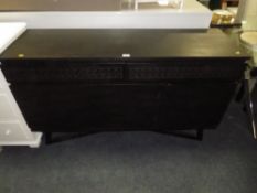A MODERN BLACK SIDEBOARD W-140 CM
