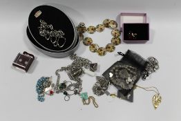A SELECTION OF COSTUME JEWELLERY TO INCLUDE BRACELETS ETC