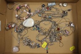 A SELECTION OF COSTUME JEWELLERY TO INCLUDE SILVER EXAMPLES