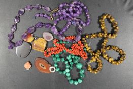A SELECTION OF POLISHED HARD STONE AND OTHER NECKLACES ETC TO INCLUDE A TIGERS EYE EXAMPLE