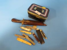 A SMALL TIN OF VARIOUS POCKET KNIVES AND AN INDIA KNIFE WITH CARVED WOOD SCABBARD