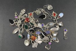A SELECTION OF SILVER AND WHITE METAL EARRINGS TO INCLUDE POLISHED STONE EXAMPLES