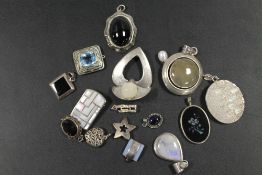 A SELECTION OF ASSORTED COSTUME JEWELLERY PENDANTS TO INCLUDE SILVER EXAMPLES
