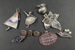 A SELECTION OF BROOCHES ETC TO INCLUDE SILVER EXAMPLES