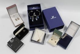 A SELECTION OF BOXED COSTUME JEWELLERY TO INCLUDE A SWAROVSKI EXAMPLE