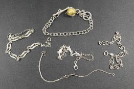 A COLLECTION OF 925 SILVER AND WHITE METAL BRACELETS TO INCLUDE A DOLPHIN EXAMPLE (5)