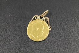 AN EDWARD VII HALF Sovereign DATED 1906 WITH SOLED SCROLL MOUNT approx weight 4.6g