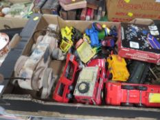 TRAY OF ASSORTED VINTAGE TOYS TO INCLUDE MODEL CARS, PULL ALONG SNOOPY DOG A/F