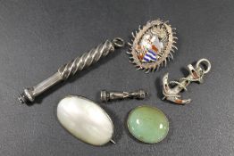 A YELLOW METAL MOUNTED GREEN STONE BROOCH A/F, ALONG WITH TWO WHITE METAL BROOCHES, A HALLMARKED