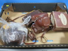 A TRAY OF ASSORTED VINTAGE CAMERAS