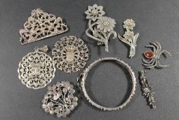 A SELECTION OF WHITE METAL JEWELLERY TO INCLUDE A PIERCED BANGLE, POLISHED HARD STONE MARCASITE