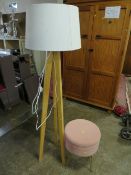 A MODERN TRIPOD WOODEN FLOOR / STANDARD LAMP TOGETHER WITH A MODERN STORAGE STOOL (2)