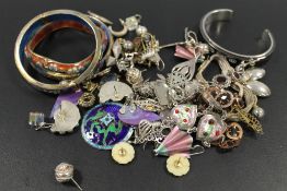A SELECTION OF COSTUME JEWELLERY TO INCLUDED ENAMEL STYLE BANGLES, NECKLACE, ETC