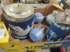 A SMALL TRAY OF CERAMICS TO INCLUDE WEDGWOOD