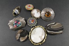 A SELECTION OF ASSORTED VINTAGE BROOCHES TO INCLUDE CAMEO AND HARD STONE EXAMPLES