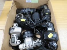 A TRAY OF ASSORTED VINTAGE CAMERAS AND LENS TO INCLUDE PENTAX AND CHINON