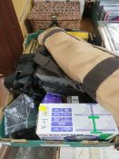 TRAY OF VINTAGE PHOTOGRAPH EQUIPMENT WITH A SMALL AMOUNT OF SUNDRIES TO INCLUDE A MINOLTA CAMERA