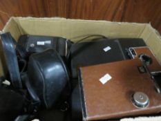 A TRAY OF ASSORTED VINTAGE CAMERAS ETC