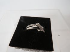 A HALLMARKED 9 CARAT WHITE GOLD DIAMOND RING 