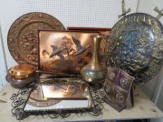 A QUANTITY OF ASSORTED METAL WARE TO INCLUDE PLAQUES, SHIELDS, WARMING PAN ETC