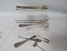 A SELECTION OF HALLMARKED SILVER COLLECTABLE'S TO INCLUDE SILVER HANDLED BUTTON HOOKS, SHOE HORNS