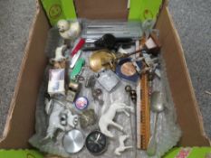 A SMALL TRAY OF COLLECTABLES TO INCLUDE COMPASS, HATPINS, SWISS ARMY KNIFE ETC