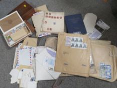 A COLLECTION OF BRITISH AND WORLD STAMPS QV-QEII LOOSE AND IN ALBUMS, TO INCLUDE A SMALL QUANTITY OF