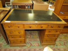 AN ANTIQUE OAK TWIN PEDESTAL DESK WITH LEATHER TOP W-122 CM S/D