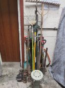A LARGE SELECTION OF GARDEN TOOLS TO INCLUDE A PARAFFIN HEATER