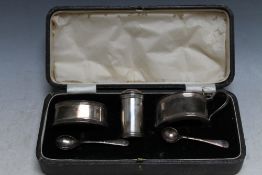 A CASED HALLMARKED SILVER FIVE PIECE CRUET SET BY DOCKER & BURN LTD - BIRMINGHAM 1929. W 23 cm