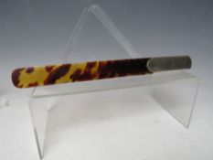 A VINTAGE HALLMARKED SILVER AND TORTOISESHELL PAGE TURNER, L 26 cm