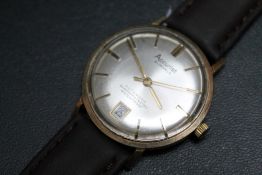 AN ACCURIST 9CT GOLD 21 JEWEL AUTOMATIC DATE WRIST WATCH, on new replacement leather strap, Dia 3.75