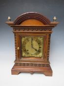 A 19TH CENTURY OAK BRACKET CLOCK, H 39 cm, w 26 cm, D 17 cm