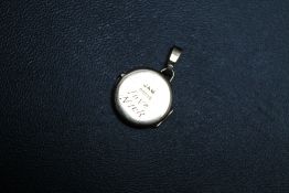 A SMALL CIRCULAR HALLMARKED 9 CARAT GOLD LOCKET AND BAIL, approx overall weight 1.5g, Dia 4.2 cm