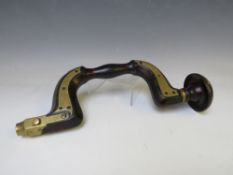A VINTAGE WOODEN AND BRASS BOUND CARPENTERS BRACE, L 34 cm