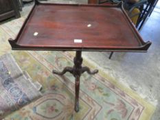 AN ANTIQUE MAHOGANY PEDESTAL TABLE