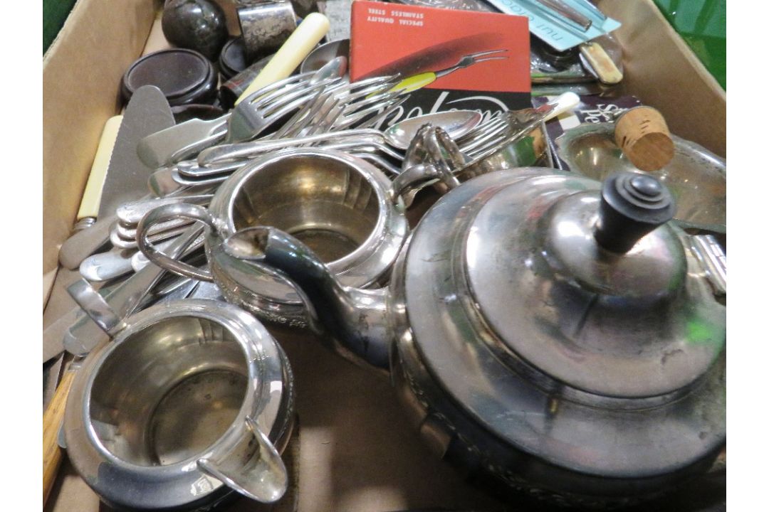 TWO TRAYS OF COLLECTABLES TO INCLUDE HOMEPRIDE FRED, SILVER PATE ETC - Image 6 of 6