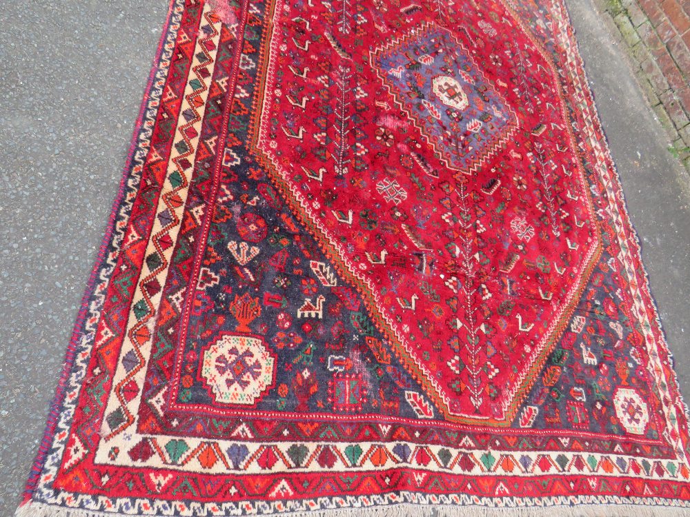 A LARGE EASTERN RED/BLACK WOOLLEN RUG - APPROX 300 x 213 cm - Image 5 of 6