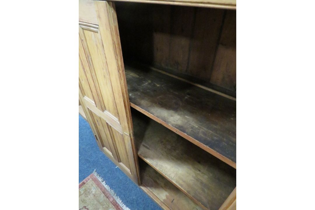 AN ANTIQUE PINE HOUSEKEEPERS CUPBOARD TOP - Image 3 of 3