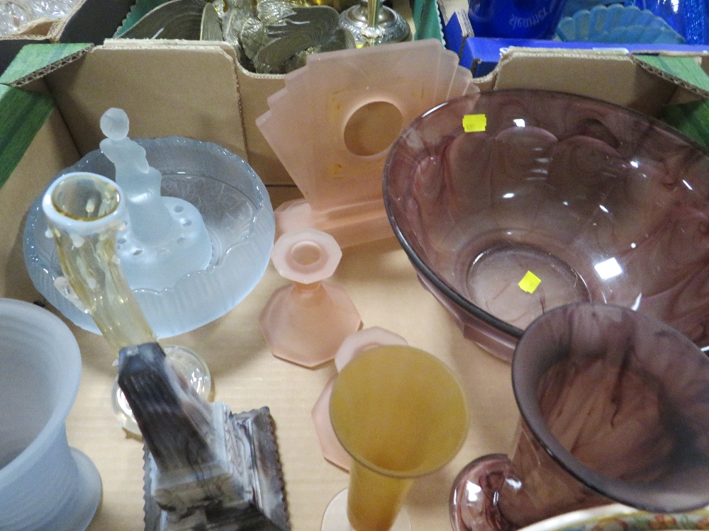 TWO TRAYS OF ASSORTED COLOURED GLASS ETC TO INCLUDE BOWLS, VASES ETC - Image 3 of 3