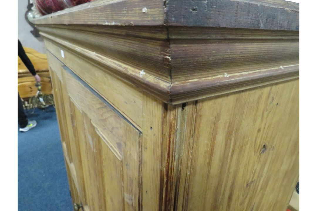 AN ANTIQUE PINE HOUSEKEEPERS CUPBOARD TOP - Image 2 of 3