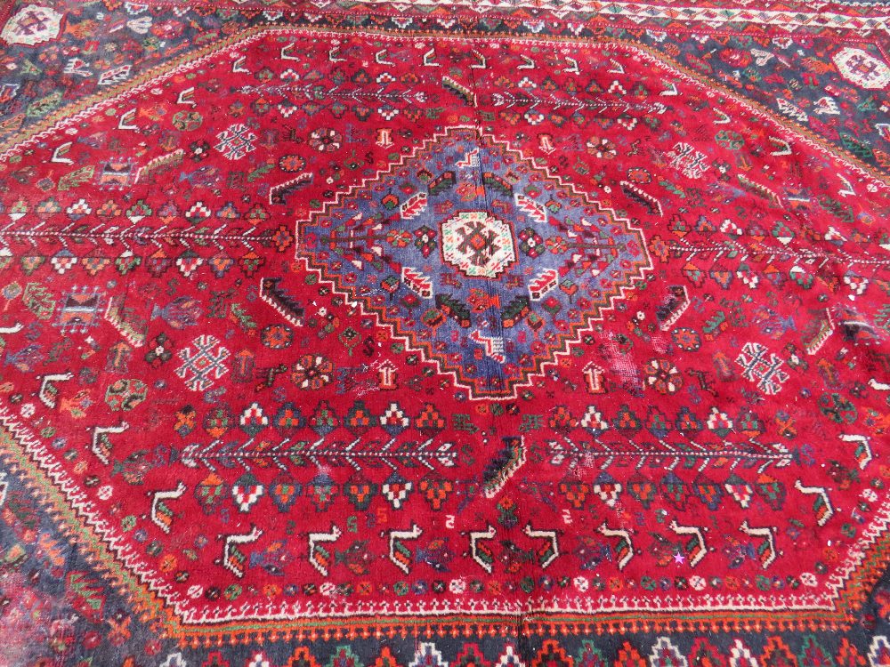 A LARGE EASTERN RED/BLACK WOOLLEN RUG - APPROX 300 x 213 cm - Image 4 of 6