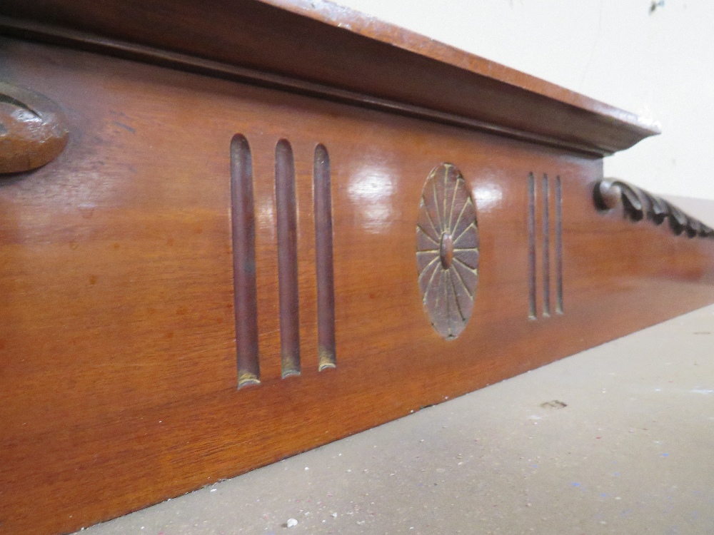 AN EARLY 20TH CENTURY MAHOGANY FIRE SURROUND/OVERMANTLE MIRROR - Image 3 of 3