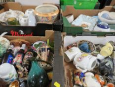 FOUR TRAYS OF CHINO COLLECTABLES TO INCLUDE WEDGWOOD, SADLER, WORCESTER PIN DISHES, CARLTON WARE ETC