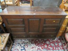 A LARGE ANTIQUE OAK PANELLED MULE CHEST W 122 CM