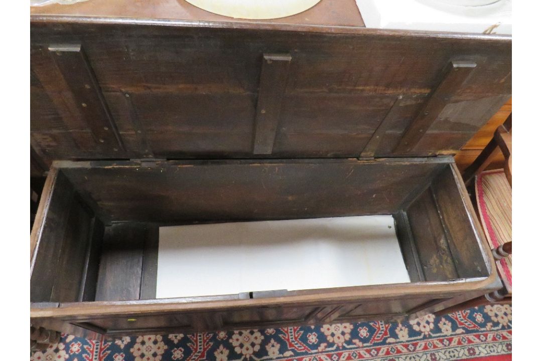 AN OAK TRIPLE PANEL COFFER W 150 CM - Image 2 of 2
