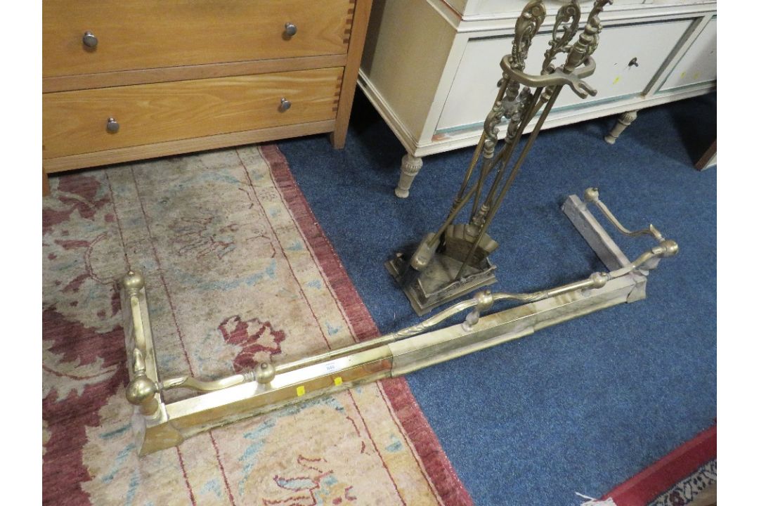 A VINTAGE BRASS FENDER WITH COMPANION SET - Image 1 of 3