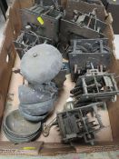 A TRAY OF VINTAGE CLOCK MOVEMENTS A/F