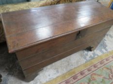 AN ANTIQUE OAK COFFER W 113 CM